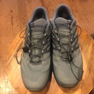 Like new - Men’s Salomon trail shoe- size 11.